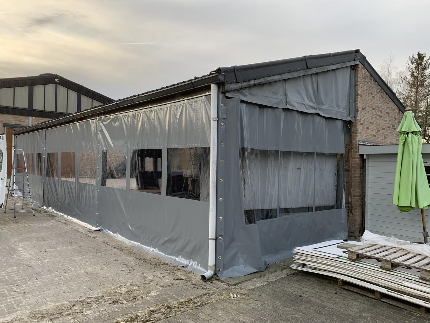 Voorzeil en zijzeil op maat voor terras, realisatie 12 door Dekzeilen Rubbens