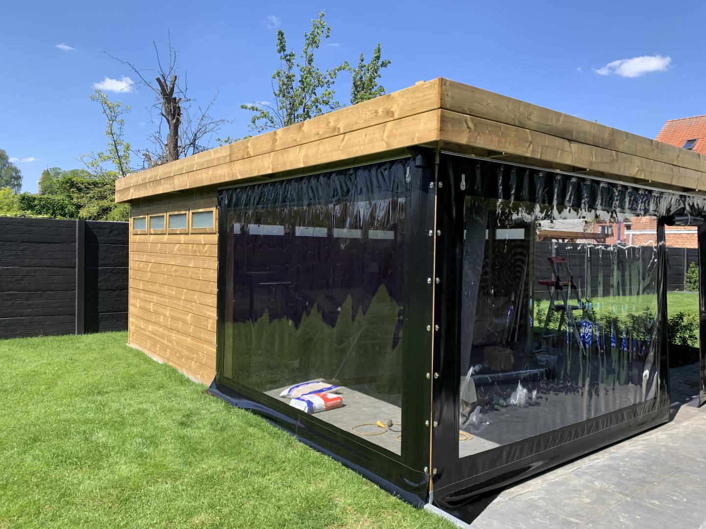 Pergola afgewerkt met een zeil op maat
