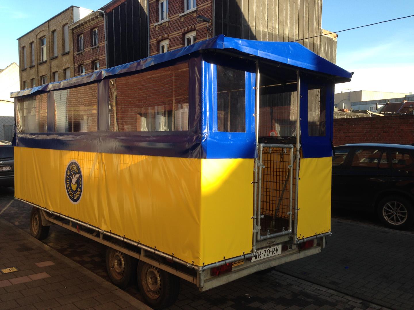 Praalwagen met een speciaal zeil op maat