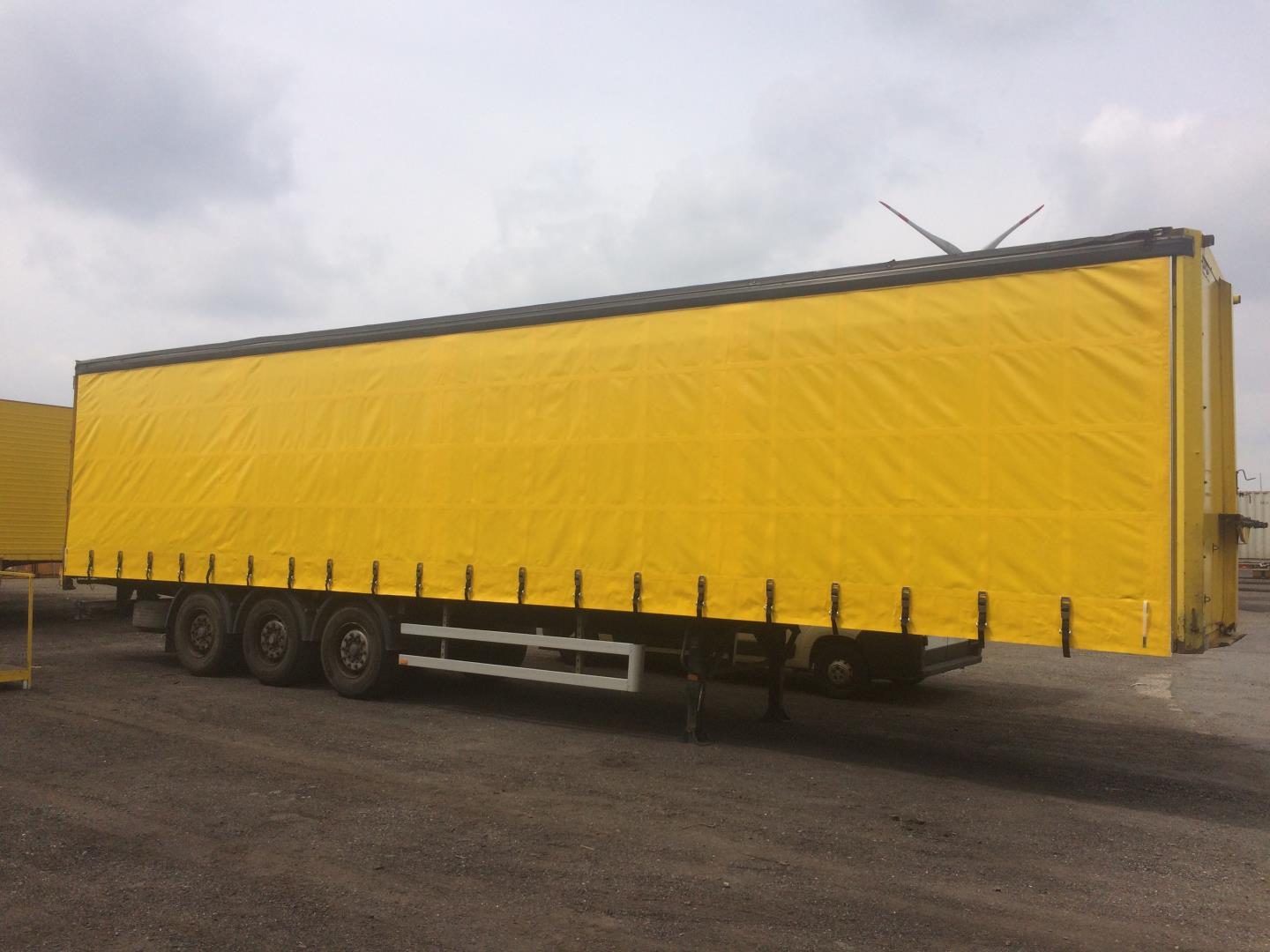 Vrachtwagen met een schuifzeil op maat