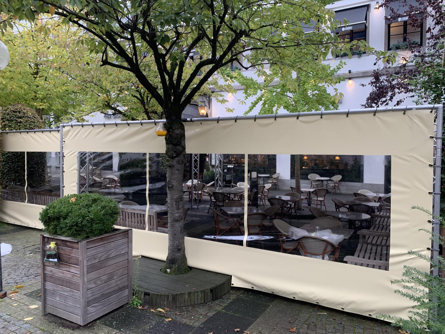 Voorzeil en zijzeil op maat voor terras, realisatie 4 door Dekzeilen Rubbens