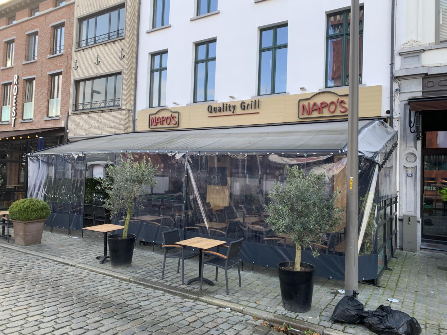 Voorzeil en zijzeil op maat voor terras, realisatie 3 door Dekzeilen Rubbens