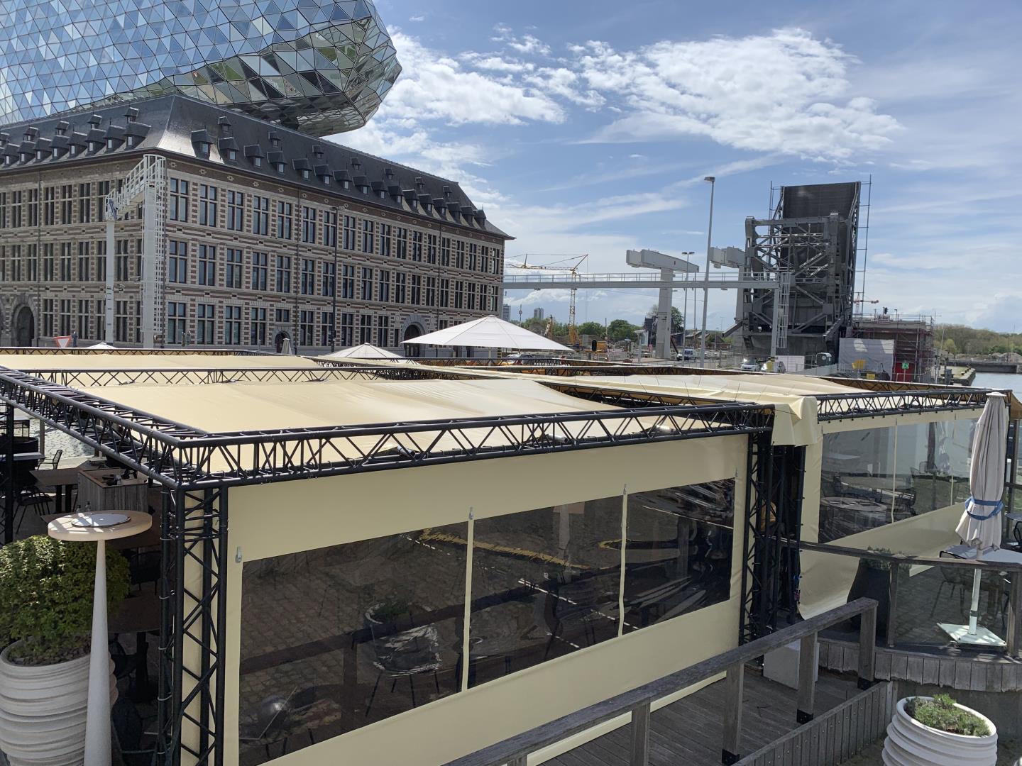 Terras met een dekzeil op maat