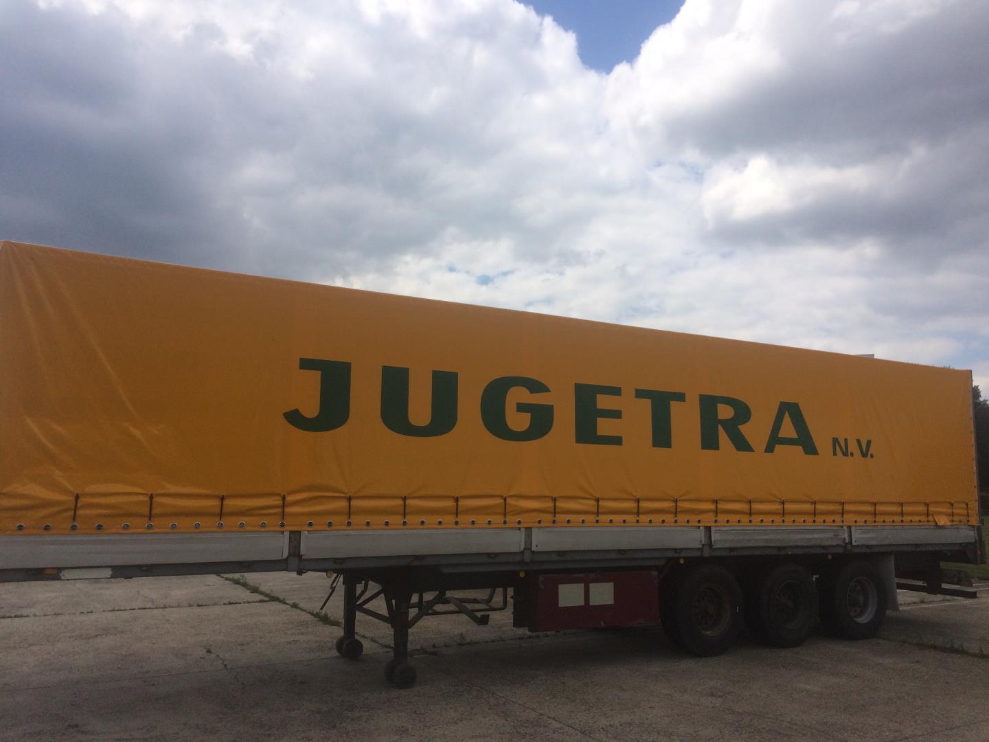 Vrachtwagen met een TIR-zeil op maat